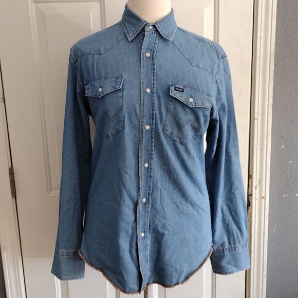 Wrangler Tops - Wrangler Vintage Lightweight Button Down Pearl Button Denim Jean Shirt EUC